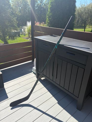 Intermediate CCM Vizion Right Handed Hockey Stick P28+1/4 55 Flex (Used)