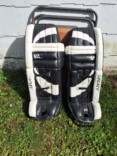 38" Vaughn VPG 4000 Goalie Leg Pads (Used)