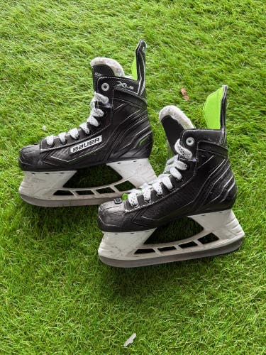 Bauer XLS Hockey Skates Regular Width Size 1.5 (Used)