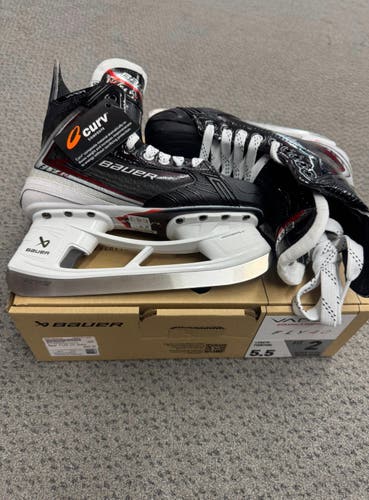 2025 Bauer Vapor Fly40 Hockey Skates Regular Width Size 5.5 (New)