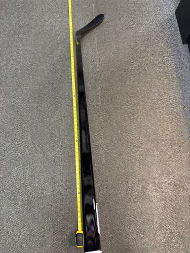 Senior All Black Extra Lite Right Handed Hockey Stick P28 65 Flex (New)