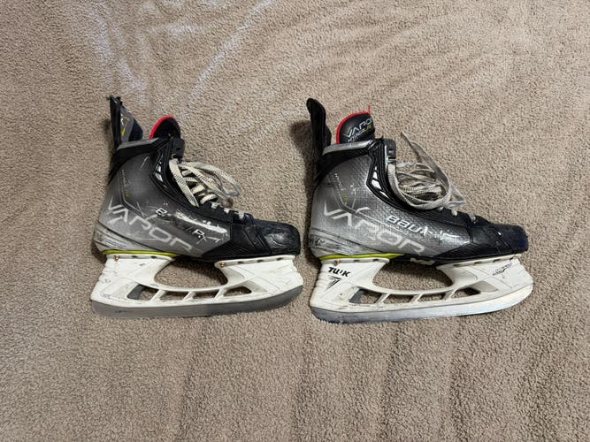 2021 Bauer Vapor Hyperlite Hockey Skates Narrow Width 10 (Used)