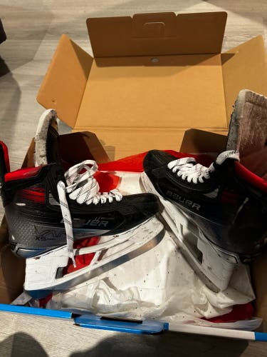 2023 Bauer Vapor X5 Pro Hockey Skates Regular Width 6.5 (Used)