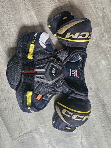 Large Youth CCM Tacks Shoulder Pads (Used)