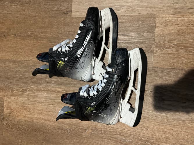 Black 2023 Bauer Vapor Hyperlite 2 Hockey Skates Regular Width Pro Stock Size 5 (Used)