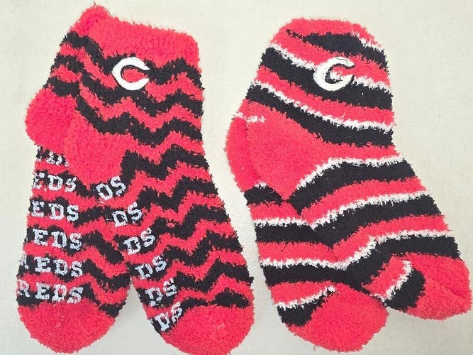 ST3 Mens MLB CINCINNATI REDS Crew Lot of 2 Pair Socks MEDIUM NEW