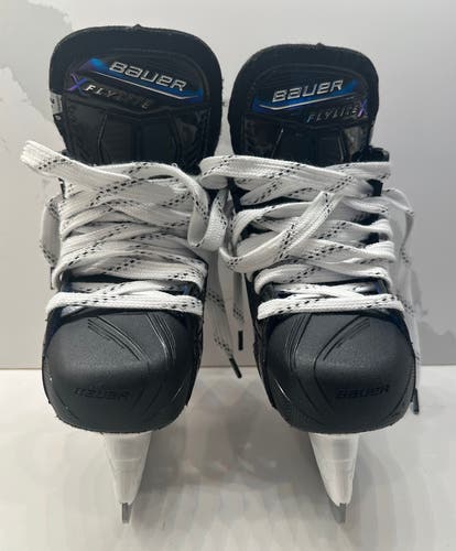 Bauer Vapor FlyLite Junior Skates 2.5 D | Worn Twice, No Game Use