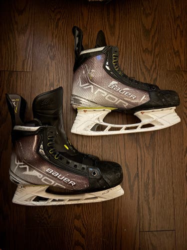 2021 Bauer Vapor Hyperlite Hockey Skates Regular Width 9 (Used)