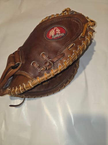 Like new Nokona CM 275 RH Catcher's Softball Glove 32.5" (Used)