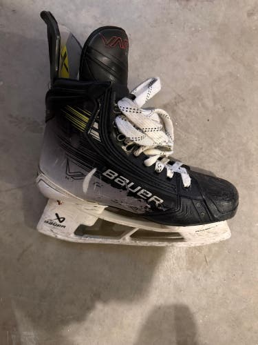 2023 Bauer Vapor Hyperlite 2 Hockey Skates 6.5 (Used)
