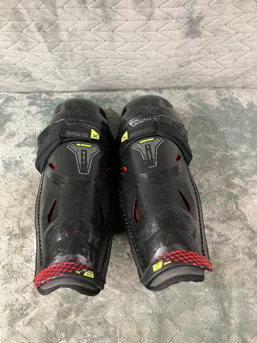 Intermediate Bauer Vapor Hyperlite Shin Pads 14" (Used)