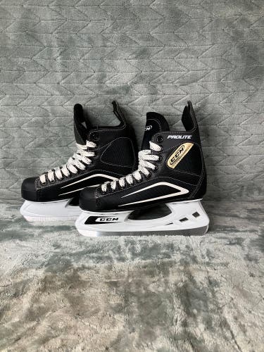 Intermediate CCM ProLite Hockey Skates Regular Width Size 5 (Used)