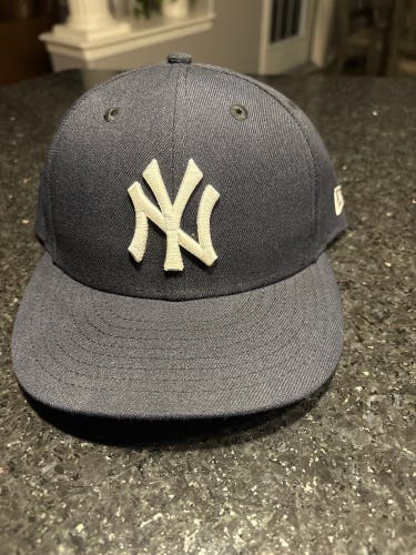 New York Yankees Men's 7 1/2 New Era Hat (New)