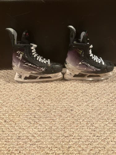 Bauer Vapor Hyperlite 2 Hockey Skates Regular Width Size 4.5 (Used)