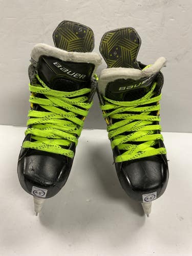 Used Bauer SUPREME M40 Junior Hockey Skate Junior 02.5 11855-S000211294