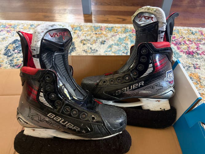 Black/Gray 2023 Bauer Vapor X5 Pro Hockey Skates Extra Wide Width Size 1.5 (Used)