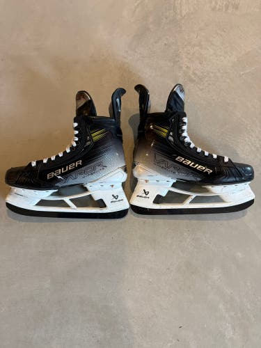 Bauer Vapor Hyperlite 2 Hockey Skates 8 (Used)