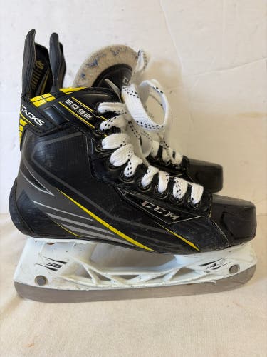 Black CCM Tacks 5092 Hockey Skates Regular Width Size 4 (Used)