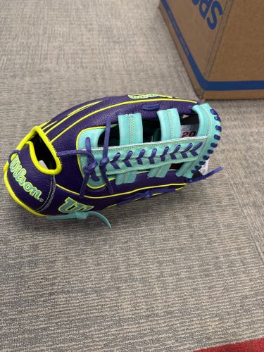 Wilson A2000 outfield mitt fall 2025 (new)
