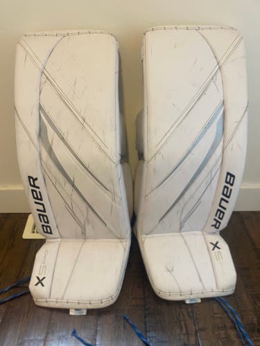 Medium 2024 Bauer Vapor X5 Pro Goalie Leg Pads (Used)