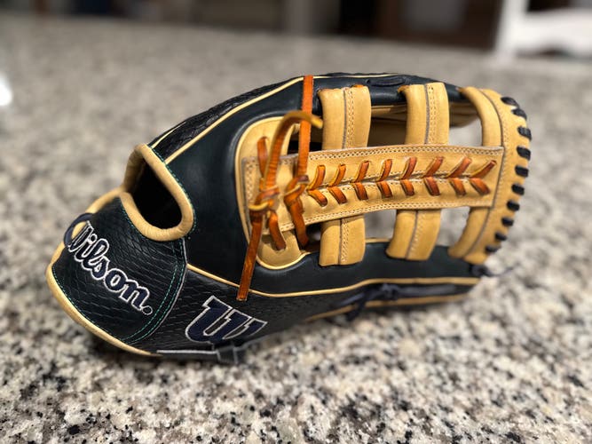 Wilson A2000 RH Outfield Baseball Glove 12.75" (Used)