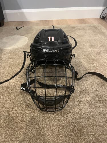 Medium Bauer Re-Akt 150 Helmet (Used)