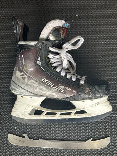 Bauer Vapor Hyperlite size 8.5 Pro Stock Hockey Skates Regular Width