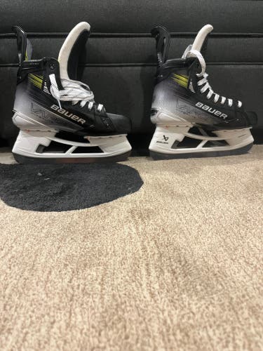 Gray 2023 Bauer Vapor Hyperlite 2 Hockey Skates 9 (New)