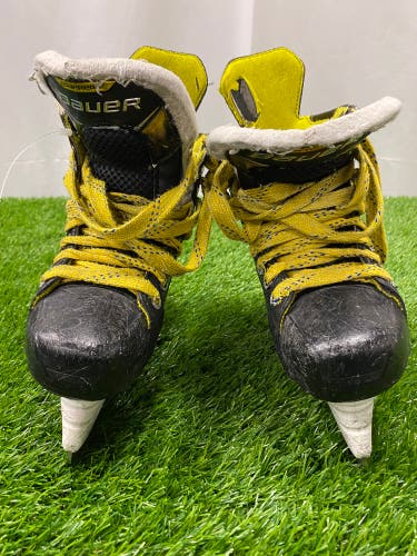 Junior Bauer Supreme 3S Hockey Skates Regular Width Size 2.5 (Used)