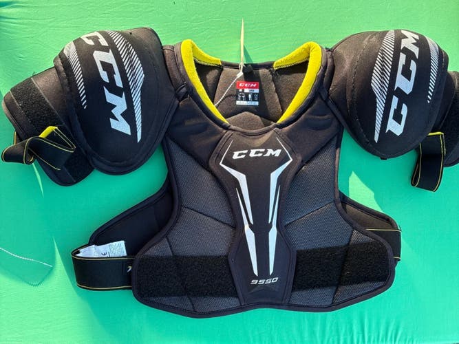 Large Senior CCM Tacks 9550 Shoulder Pads (Used)