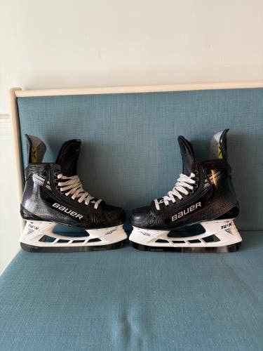 Black 2025 Bauer Vapor Hyperlite 2 Hockey Skates Regular Width Pro Stock 7 (Used)