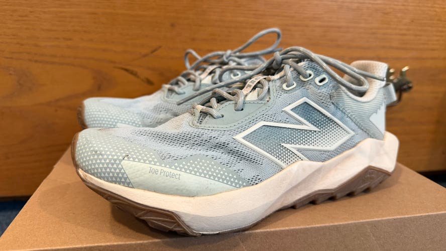 Green Women's Size M 7.0 (W 8.0) Adult New Balance Shoes (Used)