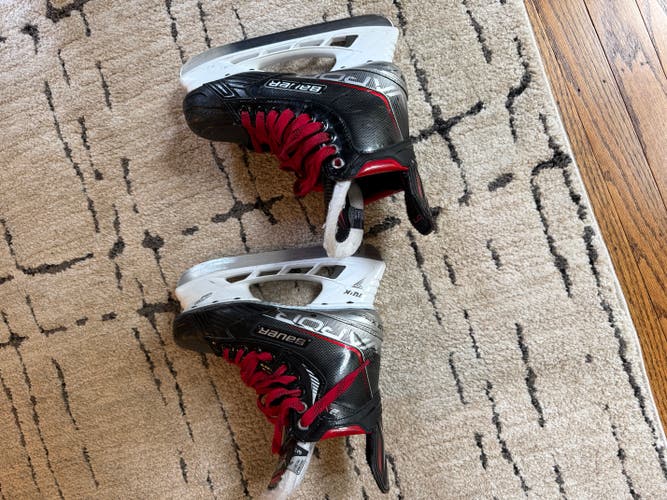 Black Bauer Vapor 3X Hockey Skates Wide Width Size 4 (Used)