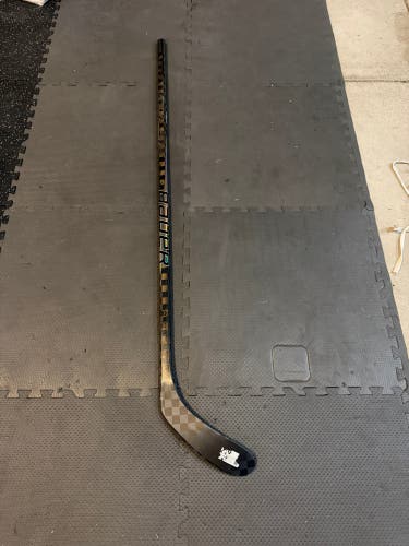 Senior Bauer Pulse Right Handed Hockey Stick P28 77 Flex (Used)