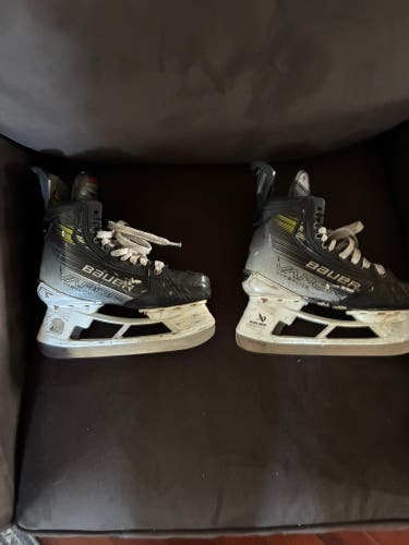 2023 Bauer Vapor Hyperlite 2 Hockey Skates Size 5 (Used)