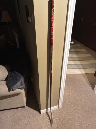 Intermediate Bauer Vapor Hyperlite 2 Left Hand Hockey Stick P28 65 (Used)