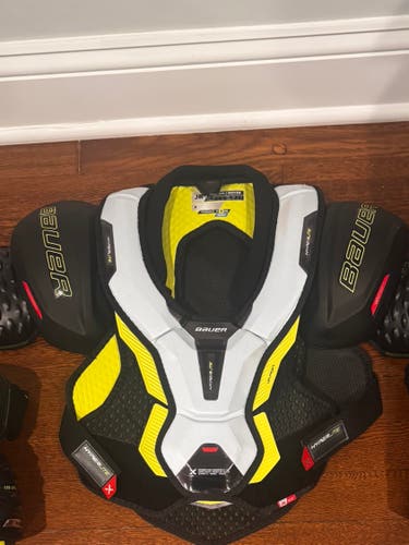Men's Medium Junior Bauer Vapor Hyperlite Shoulder Pads (New)