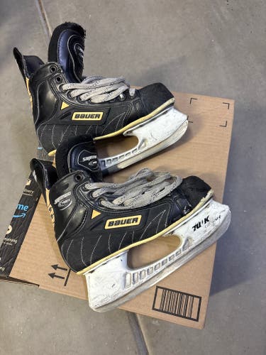 Black Bauer Supreme 7000 Hockey Skates Regular Width 6.5 (Used)