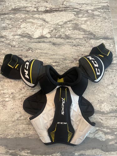 Men's Small Junior CCM Shoulder Pads (Used)