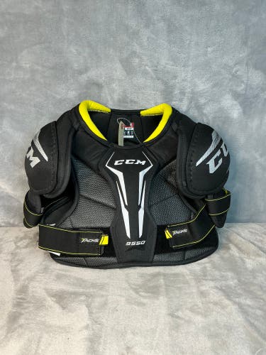 Medium Senior CCM Tacks 9550 Shoulder Pads (Used)