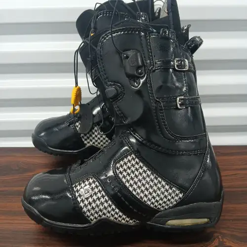 Burton Women's Supreme True Fit Imprint 4 Snowboard Boots Size 6.5 Black White
