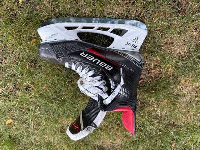 Black 2023 Bauer Vapor X4 Hockey Skates Wide Width 7.5 (Used)