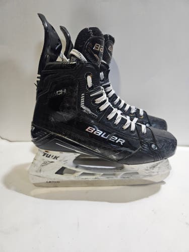 Black Bauer Supreme Mach Hockey Skates Regular Width 8 (Used)