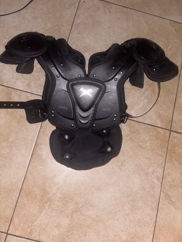 Small Youth Xenith Flyte Shoulder Pads (Used)