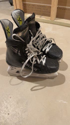 Black 2023 Bauer Vapor Hyperlite 2 Hockey Skates Regular Width 8.5 (Used)