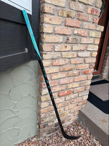 Senior Bauer Nexus Tracer Right Handed Hockey Stick P28 70 Flex (Used)
