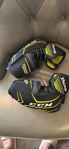 Senior Large CCM Tacks Elbow Pads (Used)