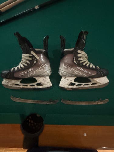Bauer Vapor Hyperlite size 7.5 Pro Stock Hockey Skates Regular Width