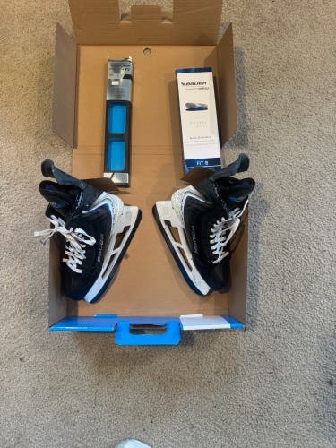 Black 2025 Bauer Vapor Flylite Hockey Skates Regular Width 6.5 (Used)