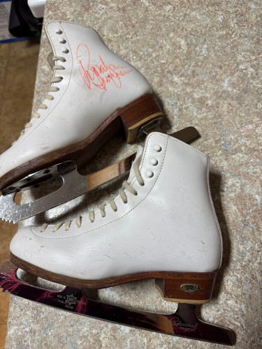 Size 4 Riedell Figure Skates Adult kids Junior Rosalind Sumners wooden hear moldable